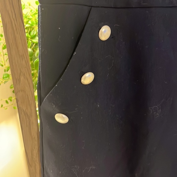 Flirty little black dress with pockets and pearls. - Picture 2 of 4